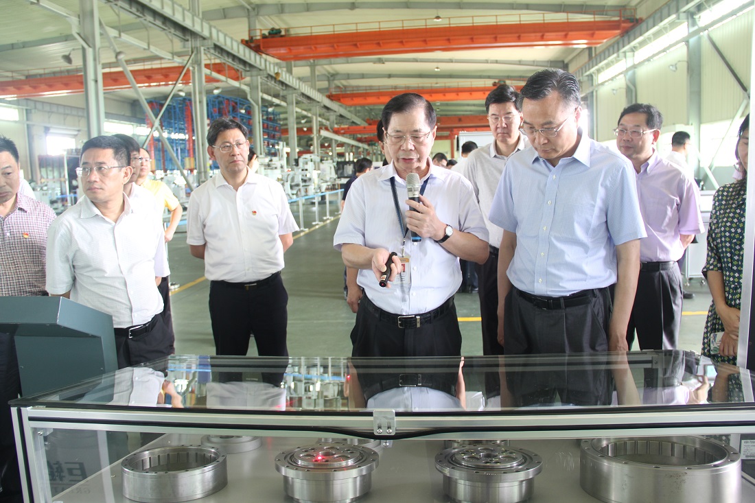 財政部副部長餘蔚平一行蒞臨巨輪參觀考察