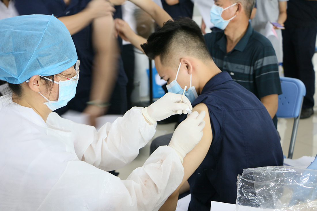 Organize Centralized Vaccination, and Build Epidemic Prevention and Control Barriers